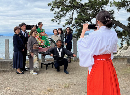 森戸大明神 七五三期間 臨時奉仕の巫女さん