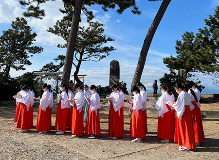 森戸大明神 巫女さん